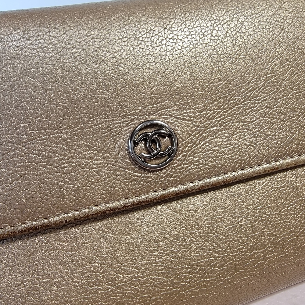 .  CHANEL 💯 Authentic CC Logo Leather Trifold Wallet - Picture 5 of 13